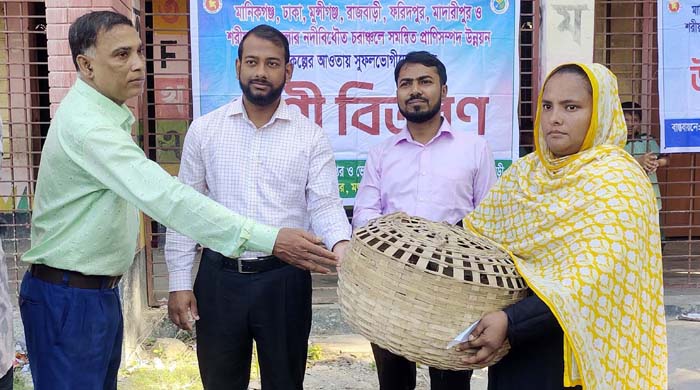 কালুখালী উপজেলায় সুফলভোগীদের মধ্যে উন্নত জাতের মুরগি ও খাদ্য উপকরণ বিতরণ